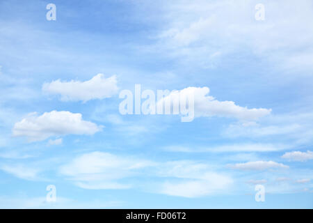 La luce del cielo blu con nuvole, può essere utilizzato come sfondo Foto Stock