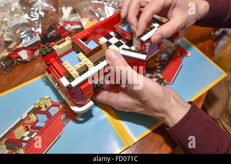 Costruzione modello kit hobby LEGO di modellazione 10220 Volkswagen T1 Camper Foto Stock