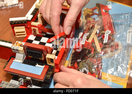 Costruzione modello kit hobby LEGO di modellazione 10220 Volkswagen T1 Camper Foto Stock