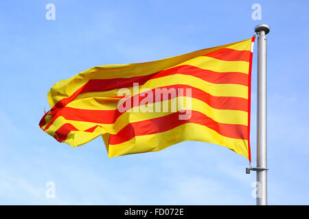 Bandiera catalana sul vento a Barcellona Foto Stock