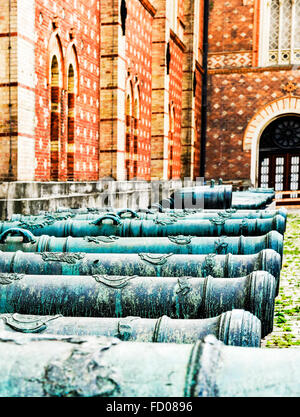 Vecchio canoni esterni del museo di storia militare, Vienna; kanonen vor dem militärgeschichtlichen Museum Wien Foto Stock