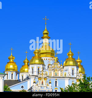 Cupole d'oro di San Michele è Cathedrall a Kiev contro il cielo blu. Capitale dell'Ucraina - Kiev. Foto Stock