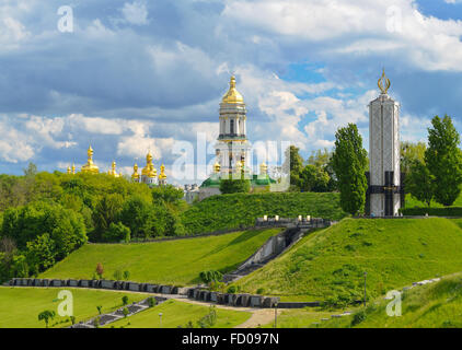 Un monumento alle vittime del Holodomor e cupole di Kiev-Pechersk Lavra a Kiev sulle colline di Pechersk. Parco di fama a Kiev. L'Ucraina Foto Stock