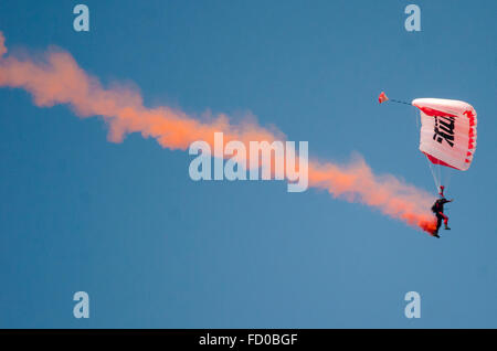 Sydney, Australia - 26 Gennaio 2016: Australia Day celebrato nelle rocce, Sydney. Nella foto è il braccio australiano berretto rosso del display con il paracadute. Credito: mjmediabox/Alamy Live News Foto Stock