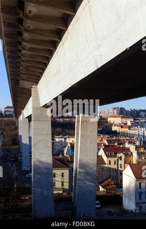 Nusle ponte passando sopra il quartiere di Nusle, Praga, Repubblica Ceca Foto Stock