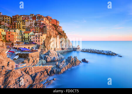 Manarola village sulla scogliera di rocce e mare al tramonto., Seascape in cinque terre, il Parco Nazionale delle Cinque Terre Liguria Italia Europa. Lo Foto Stock