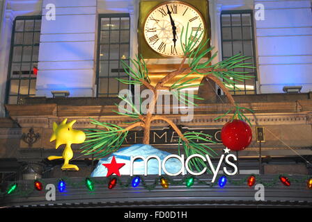 New York City - Dicembre 2015: Macy's Herald Square celebra 'A Charlie Brown Natale' cinquantesimo anniversario w Woodstock Foto Stock
