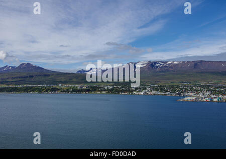 Akureyri visto dalla sponda orientale del Eyjafjordur in Islanda .è il fiordo più lungo in Islanda, situato nel centro nord Foto Stock