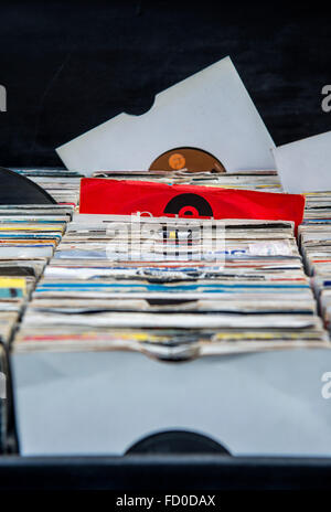 Raccolta di sette pollici record o singole, su vinile memorizzato in una casella di DJ Foto Stock