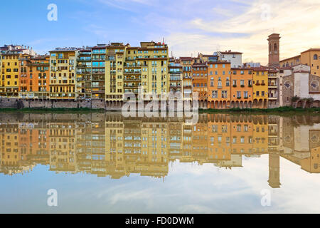 Fiume Arno e edifici storici architettura punto di riferimento a Firenze il tramonto. Toscana, Italia, Europa. Foto Stock