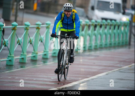 Brighton, Sussex, Regno Unito. Il 26 gennaio, 2016. Regno Unito: Meteo la tempesta che ha provocato il caos neve in America arriva nel Regno Unito oggi portando pioggia e vento. Scene di persone combattendo gli elementi in Brighton, Sussex, Regno Unito. Foto scattata 26/01/2016 Credit: Darren Cool/Alamy Live News Foto Stock
