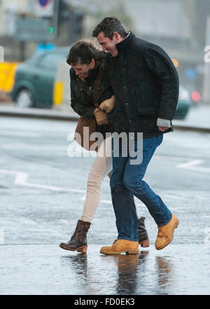Brighton, Sussex, Regno Unito. Il 26 gennaio, 2016. Regno Unito: Meteo la tempesta che ha provocato il caos neve in America arriva nel Regno Unito oggi portando pioggia e vento. Scene di persone combattendo gli elementi in Brighton, Sussex, Regno Unito. Foto scattata 26/01/2016 Credit: Darren Cool/Alamy Live News Foto Stock