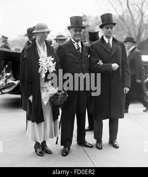 Il presidente Franklin D Roosevelt (al centro), il trentaduesimo PRESIDENTE DEGLI STATI UNITI D'AMERICA, con sua moglie Eleanor Roosevelt (sinistra) alla sua inaugurazione a Washington DC il 4 marzo 1933 Foto Stock