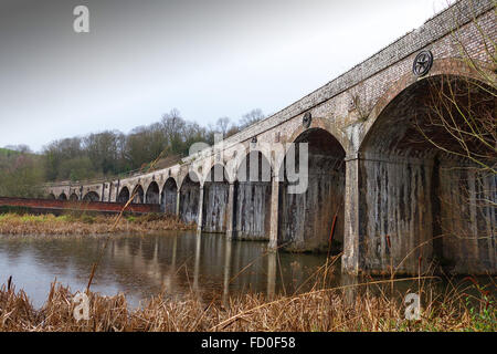 In mattoni in stile vittoriano viadotto ferroviario di attraversamento forno superiore in piscina a Coalbrookdale, Shropshire, Regno Unito Foto Stock