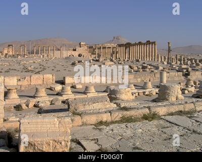 Veduta del Teatro dal tempio di Nabu nell'impero romano le rovine di antiche città semitica di Palmyra Giugno 16, 2005 nell attuale Tadmur, Homs, Siria. Reperti archeologici data la città al periodo neolitico e ha segnalato di essere stato distrutto da uno Stato islamico militanti in 2015. Foto Stock