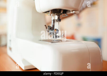 Ago della macchina da cucire lavorando part, dettagli e accessori, bianca e moderna, in prospettiva Foto Stock