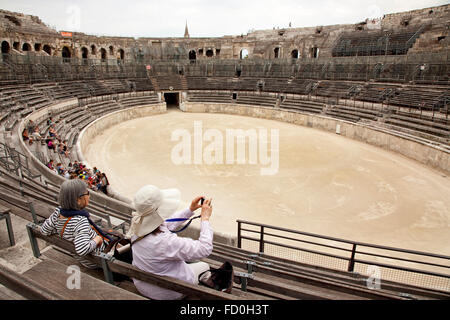 Nimes anfiteatro, Provenza, in Francia, in Europa. Foto Stock