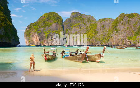 Thailandia spiaggia tropicale - Maya Bay sull isola di Phi Phi Leh Island, sul Mare delle Andamane, Asia Foto Stock