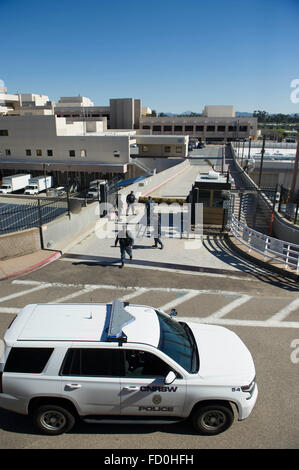 San Diego, Stati Uniti d'America. 26 gen, 2016. Poliziotti sta di guardia al di fuori del Naval Medical Center di San Diego, California, Stati Uniti, gennaio 26, 2016. Un tiratore attivo è stato segnalato presso la Naval Medical Center di San Diego, una città di confine nel sud della California, martedì. Credito: Yang Lei/Xinhua/Alamy Live News Foto Stock