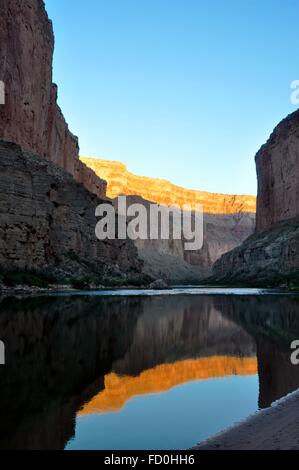 Alba sul fiume Colorado e il Grand Canyon National Park, Arizona Foto Stock