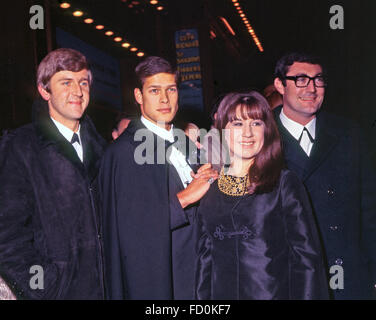 Asilo australiano gruppo pop nel 1965. Da sinistra: Bruce Woodley, Keith Potger, Judith Durham, Guy Athol. Foto Tony Gale Foto Stock