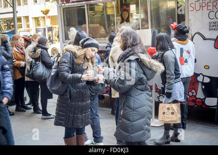 Millennial linea fino a freddo alla celebrazione della collaborazione tra lacca per unghie costruttore e Sanrio di Hello Kitty a New York il giovedì 21 gennaio, 2016. Il FOMO ossessionato sono state trattate per campioni gratuiti di lacca per unghie come pure un Hello Kitty chicche di marca. OPI è un marchio di Coty. (© Richard B. Levine) Foto Stock