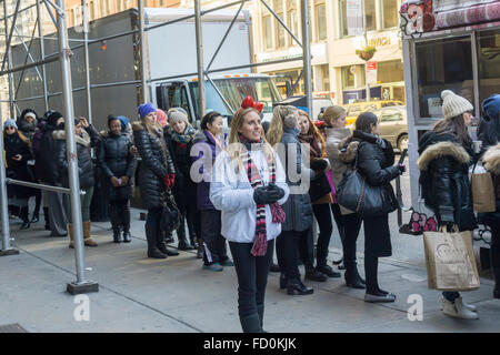 Millennial linea fino a freddo alla celebrazione della collaborazione tra lacca per unghie costruttore e Sanrio di Hello Kitty a New York il giovedì 21 gennaio, 2016. Il FOMO ossessionato sono state trattate per campioni gratuiti di lacca per unghie come pure un Hello Kitty chicche di marca. OPI è un marchio di Coty. (© Richard B. Levine) Foto Stock