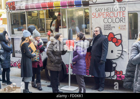 Millennial linea fino a freddo alla celebrazione della collaborazione tra lacca per unghie costruttore e Sanrio di Hello Kitty a New York il giovedì 21 gennaio, 2016. Il FOMO ossessionato sono state trattate per campioni gratuiti di lacca per unghie come pure un Hello Kitty chicche di marca. OPI è un marchio di Coty. (© Richard B. Levine) Foto Stock