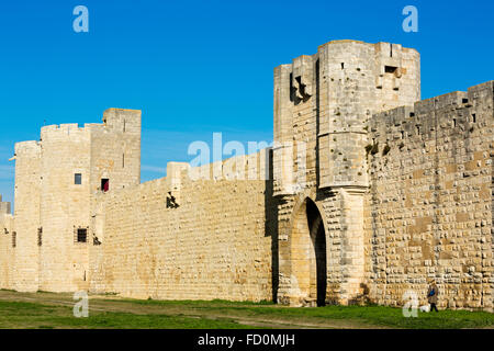 La porta dell'Arsenal, bastioni di Aigues Mortes, Camargue gardoise, Gard, Francia Foto Stock