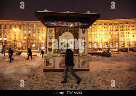 Kiev, Ucraina. 25 gennaio, 2016. Un uomo a piedi chiosco gelato durante una nevicata nel centro di Kiev. Una nevicata ha colpito la città all'inizio della giornata. Ukrainian idro Centro Meteorologico annunciato avviso di tempesta nella capitale Kiev e in alcune regioni in Ucraina per i prossimi giorni. © Serhii Nuzhnenko/Pacific Press/Alamy Live News Foto Stock