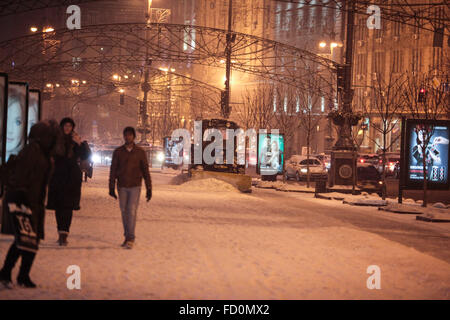 Kiev, Ucraina. 25 gennaio, 2016. Rimozione della neve sul Khreshchatyk. Una nevicata ha colpito la città all'inizio della giornata. Ukrainian idro Centro Meteorologico annunciato avviso di tempesta nella capitale Kiev e in alcune regioni in Ucraina per i prossimi giorni. © Serhii Nuzhnenko/Pacific Press/Alamy Live News Foto Stock