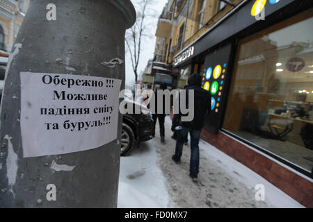 Kiev, Ucraina. 25 gennaio, 2016. La scritta "Attenzione, di una possibile caduta di neve e ghiaccio'. Una nevicata ha colpito la città all'inizio della giornata. Ukrainian idro Centro Meteorologico annunciato avviso di tempesta nella capitale Kiev e in alcune regioni in Ucraina per i prossimi giorni. © Serhii Nuzhnenko/Pacific Press/Alamy Live News Foto Stock