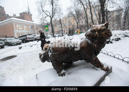 Kiev, Ucraina. 25 gennaio, 2016. Una nevicata ha colpito la città all'inizio della giornata. Ukrainian idro Centro Meteorologico annunciato avviso di tempesta nella capitale Kiev e in alcune regioni in Ucraina per i prossimi giorni. © Serhii Nuzhnenko/Pacific Press/Alamy Live News Foto Stock