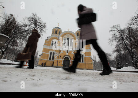 Kiev, Ucraina. 25 gennaio, 2016. Gli ucraini a piedi passato un San Vladimir cattedrale durante una nevicata nel centro di Kiev. Una nevicata ha colpito la città all'inizio della giornata. Ukrainian idro Centro Meteorologico annunciato avviso di tempesta nella capitale Kiev e in alcune regioni in Ucraina per i prossimi giorni. © Serhii Nuzhnenko/Pacific Press/Alamy Live News Foto Stock