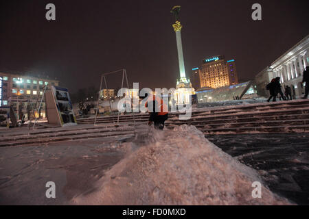 Kiev, Ucraina. 25 gennaio, 2016. Rimozione della neve presso la Piazza Indipendenza. Una nevicata ha colpito la città all'inizio della giornata. Ukrainian idro Centro Meteorologico annunciato avviso di tempesta nella capitale Kiev e in alcune regioni in Ucraina per i prossimi giorni. © Serhii Nuzhnenko/Pacific Press/Alamy Live News Foto Stock