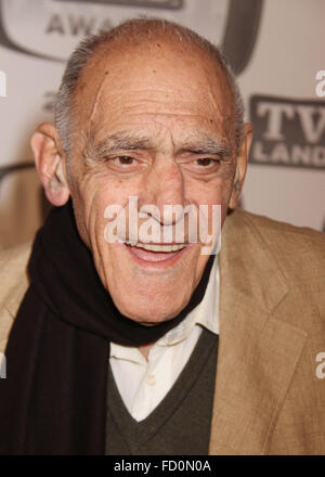 Gen 26, 2016 - Abe Vigoda, il famoso attore di carattere più noto per il suo ruolo in "Il Padrino, ' è morto martedì in New Jersey, cari detto. Egli è stato 94. Nella foto: apr. 10, 2011 - New York New York, Stati Uniti - Attore ABE VIGODA assiste il 2011 TV Land Awards tenutosi presso il Jacob Javits Center. © Nancy Kaszerman/ZUMAPRESS.com/Alamy Live News Foto Stock