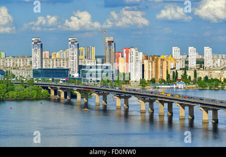 Città di Kiev, capitale dell'Ucraina. Vista del fiume Dnieper, Paton bridge e nuovi edifici a Kiev Foto Stock