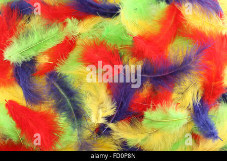Sfondo - piccolo rosso, blu, verde, giallo plumes situato in modo irregolare Foto Stock