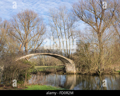 Piedi ponte sopra il fiume Cherwell dai parchi Universitari noto come Ponte di Arcobaleno Oxford Regno Unito Foto Stock