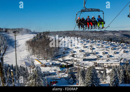 Winterberg, nel Sauerland, area Nord Reno Westfalia, Germania, sport invernali, piste da sci, paesaggio innevato, Foto Stock