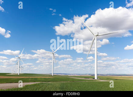 Il mulino a vento e campi di grano nella regione Palouse dello stato di Washington che mostra un terreno utilizzato per più scopi. Generazione elettrica Foto Stock