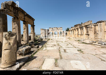 Frontino Street con l'arco di porta Dominitian nella necropoli di Hierapolis, Pamukkale. Foto Stock