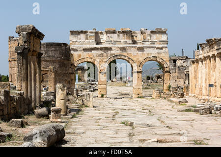 Arco di Dominitian dal gate di Frontino Street nella necropoli di Hierapolis, Pamukkale. Foto Stock