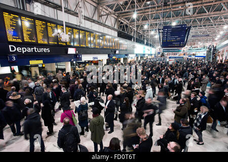 London, Regno Unito - 20 Gennaio 2016: vista interna della stazione di Waterloo, dal 1848, central London terminus ferroviario, ferrovia più trafficato ter Foto Stock