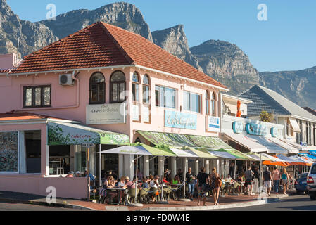 Ristoranti & Bar su Victoria Road Camps Bay, Città del Capo, Città del Capo comune, Western Cape, Sud Africa Foto Stock