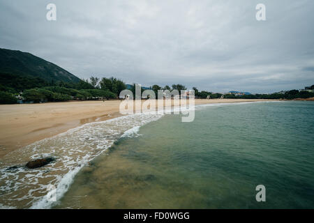 Vista della spiaggia di Shek o villaggio, sull'Isola di Hong Kong, Hong Kong. Foto Stock