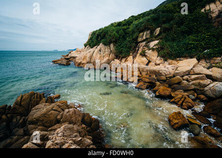 Costa rocciosa a Shek O Beach, sull'Isola di Hong Kong, Hong Kong. Foto Stock