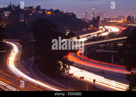 Il 10 e 710 Interscambio superstrada visto da una vista aerea e in lontananza il Los Angeles skyline. Los Angeles, Californi Foto Stock