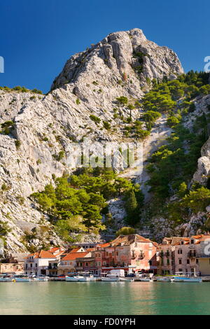 Omis, Croazia, fiume Cetina in Omis villaggio Riviera di Makarska in Croazia Foto Stock