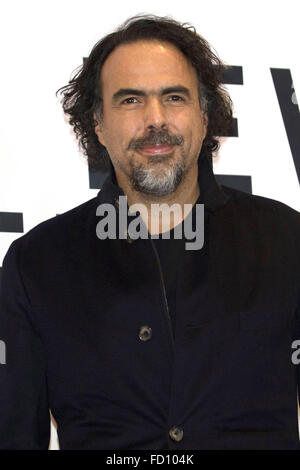 Città del Messico. 26 gen, 2016. Mexican film del regista Alejandro Gonzalez Inarritu pone durante il photocall per promuovere il film il Revenant in Città del Messico, capitale del Messico, a gennaio 26, 2016. Credito: Alejandro Ayala/Xinhua/Alamy Live News Foto Stock